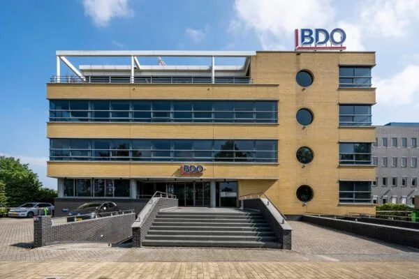 Voorgevel van het BDO-kantoor aan de K.P. van der Mandelelaan met herkenbaar logo en gele bakstenen.